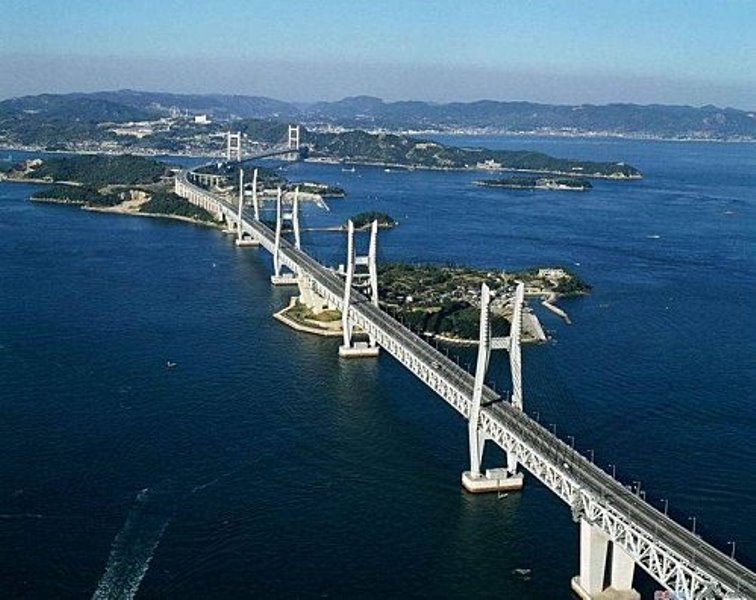 Impresionate vista aérea del famoso puente sobre la Bahía de Hangzhou – el mas largo del mundo 36 kilómetros - una obra de arte de la ingeniería moderna, un poderoso atractivo turístico del milenario país asiático, hoy número uno del mundo en el aporte de turistas internacionales. La pregunta es evidente: ¿Se hubiese podido hacer esta millonaria obra si no existiese el movimiento turístico?