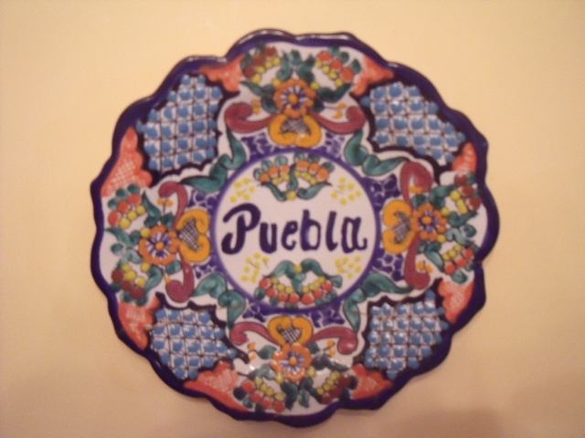 Talavera original, pieza de artesanía típica tradicional de la ciudad de Puebla. Uno de los muchos presentes que alumnos de nuestra América, nos ofrecían durante su estancia en Tenerife, como un imperecedero recuerdo, añadido a sus cálidas opiniones sobre la bondad de nuestros programas de estudios, amabilidad y cortesía de nuestras gentes, cordial acogida de sus principales autoridades públicas y privadas, y la incomparable belleza de nuestra geografía.