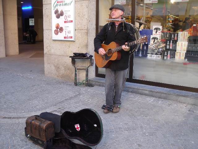 Una imagen que se acuña como clásica, el músico callejero que busca la colaboración del público para sobrevivir. Este, en medio de la población de Krems, desafiaba el frío existente sacándole sus mejores melodías a la guitarra, sin el uso de los necesarios e irresistibles guantes. F/Tejera Reyes.