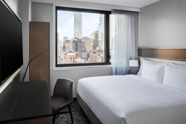 Ubicado en Midtown West, el hotel ofrece 320 habitaciones, 70 de ellas con impactantes vistas del Empire State Building.