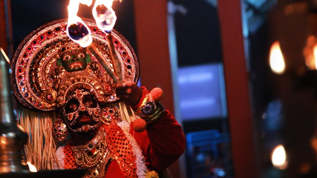 Fitur siempre ofrecerá algo nuevo y diferente... esta vez THEEYATTU. Es un drama de baile en solitario realizado frente al Kalam o Dhooli Chitram en algunos templos de Bhagavathy de Thiruvalla, Kottayam, Thripunithura y áreas vecinas en la región de Kerala en la India.