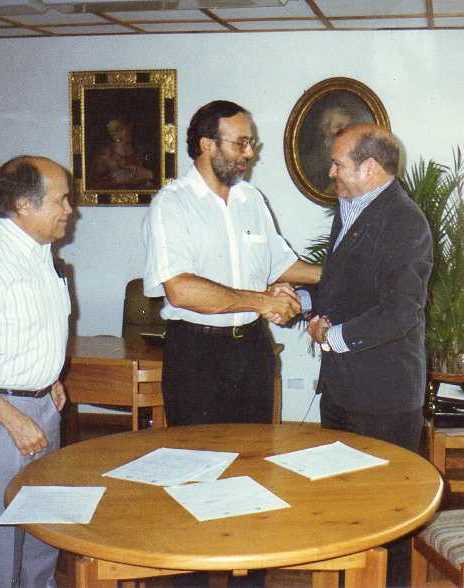 Histórico momento en el que nos felicitamos con el rector de la UNIVERSIDAD PARA LA PAZ, de las NACIONES UNIDAS, ONU, Dr. Francisco Barahona Riera, en su sede de Ciudad Colón, Costa Rica, comienzo de la gesta de la impartición de la maestría sobre cultura paz y turismo, en las Islas Canarias, en estrecha colaboración con el citado organismo internacional, del cual se pudo instaurar una delegación en las Islas Canarias, abortada