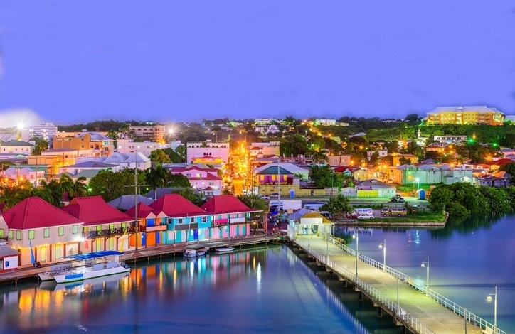 Una excelente vista de ROYALTON ANTIGUA RESORT & SPA, en la Isla de Antigua, un complejo de lujo dentro del subyugante marco del Mar Caribe Saint John, vista parcial de la capital de Antigua y Bermuda, en la confluencia del Océano Atlántico y el Mar Caribe, otro de los idílicos destinos turísticos de playas de arenas doradas y cocoteros junto al mar...