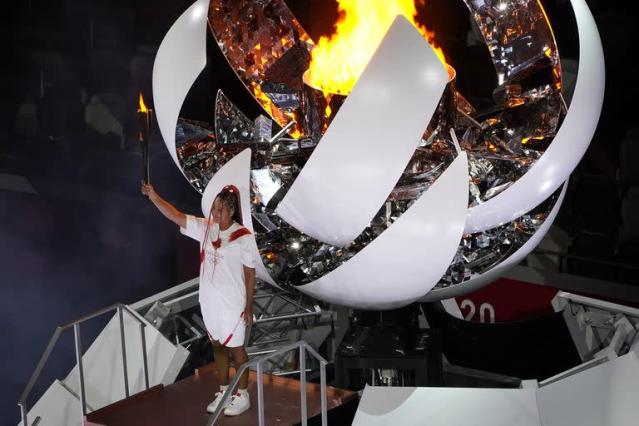 El pebetero olímpico fue encendido por la tenista japonesa Naomi Osaka y brilla desde este viernes en Tokio, ciudad organizadora de la XXXII Olimpiada, aplazada un año debido a la pandemia del covid-19