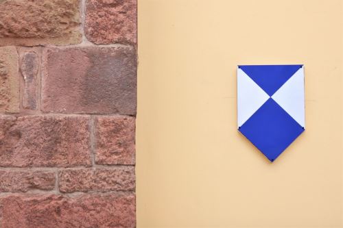 El Escudo Azul marca o señaliza monumentos arquitectónicos históricos reconocidos, que pueden brindar protección en caso de conflictos armados, desastres naturales, así como apoyo en situaciones posteriores a crisis. Tiene sus orígenes en la Convención de la Haya, llevada a cabo por Unesco en 1957.