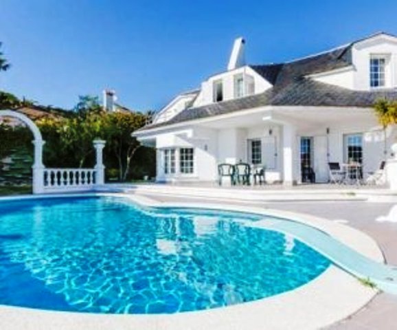 Moderna vivienda vacacional, en Blanes, en la llamada Costa Brava de España, una de las cientos de este tipo que se han construido en el país, para atender la creciente demanda del turismo, tanto nacional como internacional