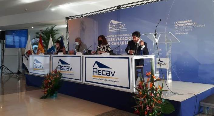 El alcalde de Adeje, José Miguel Rodríguez Fraga, también participó en este acto inaugural, que transcurrió en el Centro de Desarrollo Turístico del mismo municipio. “Tenemos que impulsar iniciativas para reorientar el turismo e incorporar este fenómeno para trabajar de forma coordinada en un destino turístico de calidad”,