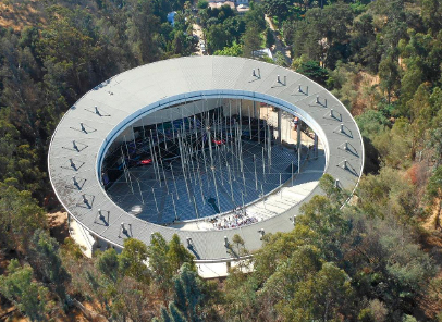 Auditorio de la Quinta Vergara, en Viña del Mar. en el parque de la ciudad en el que se encuentra el palacio Vergara, con hermosos jardines, y el anfiteatro donde se realiza anualmente el Festival Internacional de la Canción de Viña del Mar, lugar que visitamos y pusimos una flor al pie del busto de Gabriela Mistral, ante la mirada expectante de un brillante pavo real con toda su cola desplegada…