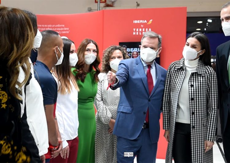 LOS REYES VISITAN EL STAND DE IBERIA EN FITUR, DONDE LES ESPERABAN ...