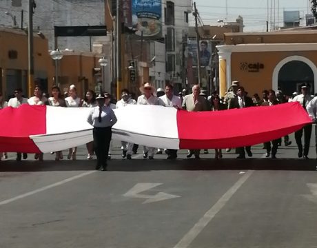 Desfile con la Bandera